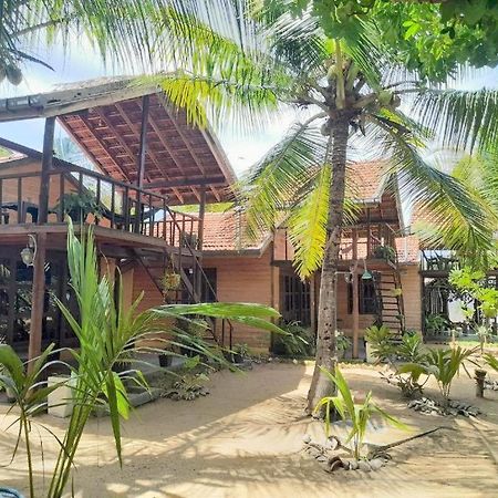 Golden Beach Chalets Arugam Bay Exterior foto
