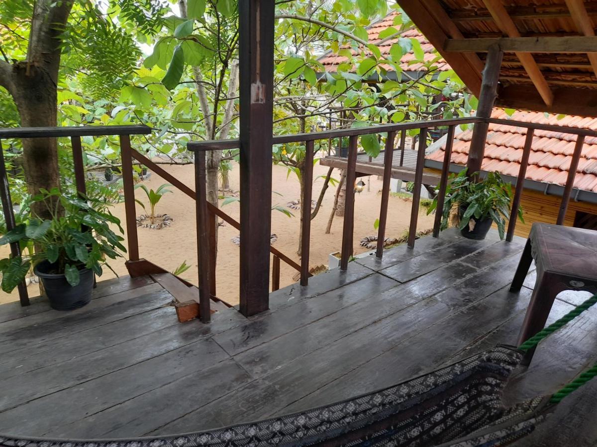 Golden Beach Chalets Arugam Bay Exterior foto