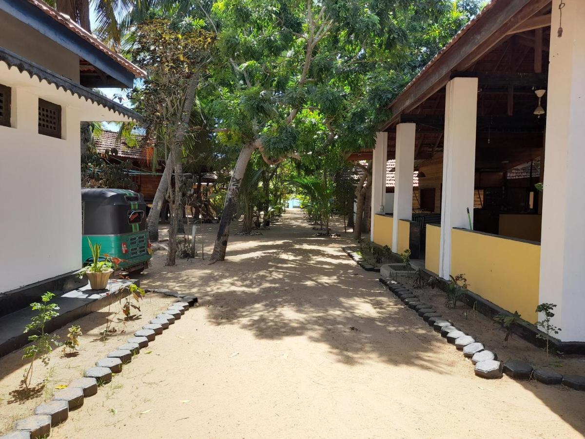 Golden Beach Chalets Arugam Bay Exterior foto