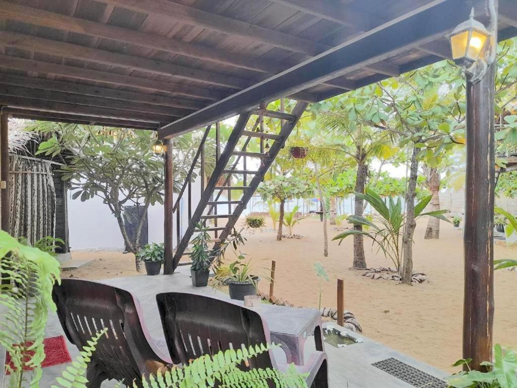 Golden Beach Chalets Arugam Bay Exterior foto